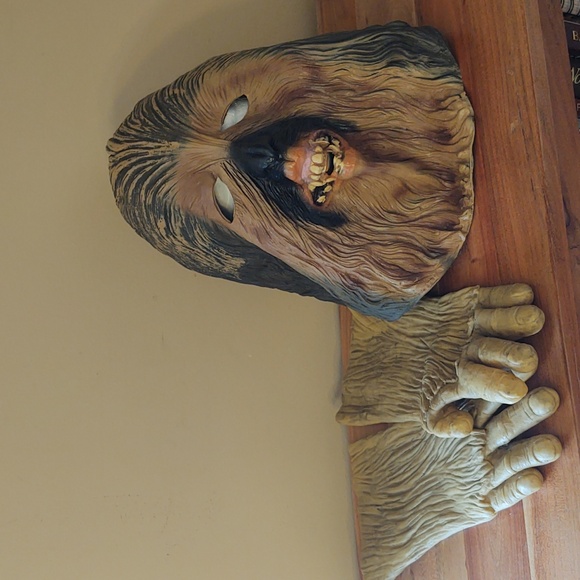2010 Lucasfilms Chewbacca Rubber Mask & Hands - Picture 1 of 7
